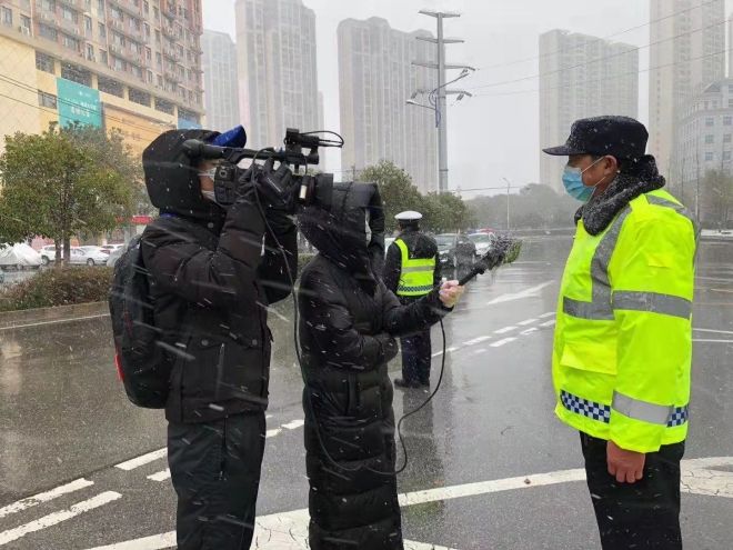 孝感市融媒體中心楊亞玲（風雪中，采訪疫情期間重返一線的退休警察）_副本.jpg.jpg